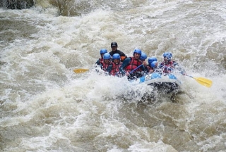  Rafting en los rápidos 